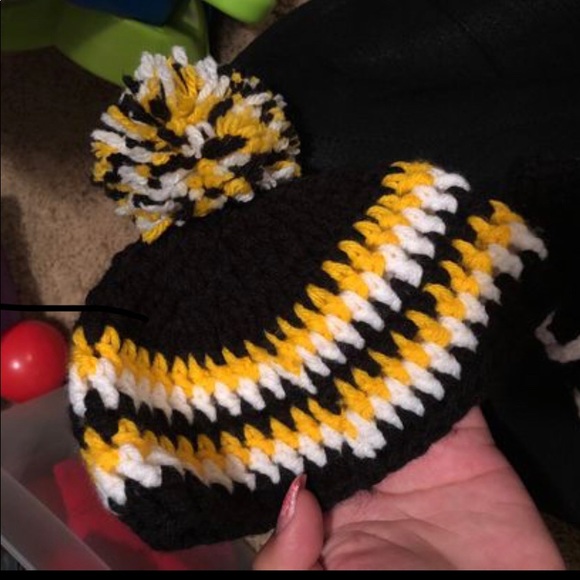 Custom knitted new born baby hat with booties - Picture 4 of 4